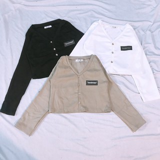Áo Croptop dài tay cổ V logo ngực đính cúc