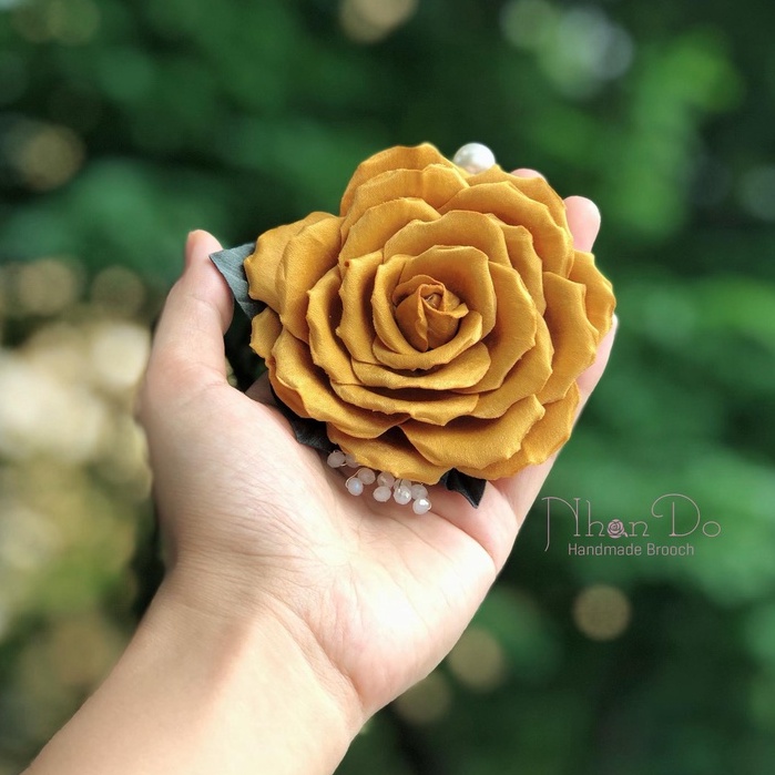 Hoa cài áo thủ công cao cấp-Hồng-Màu vàng tây- size 9cm- Vải gấm-Hoa vải Nhando Handmade