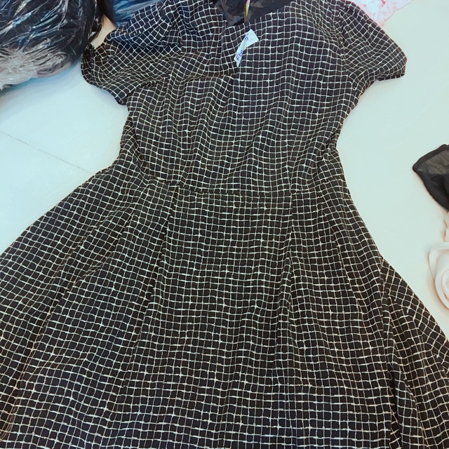 8 đầm sơ mi và 4 áo vintage