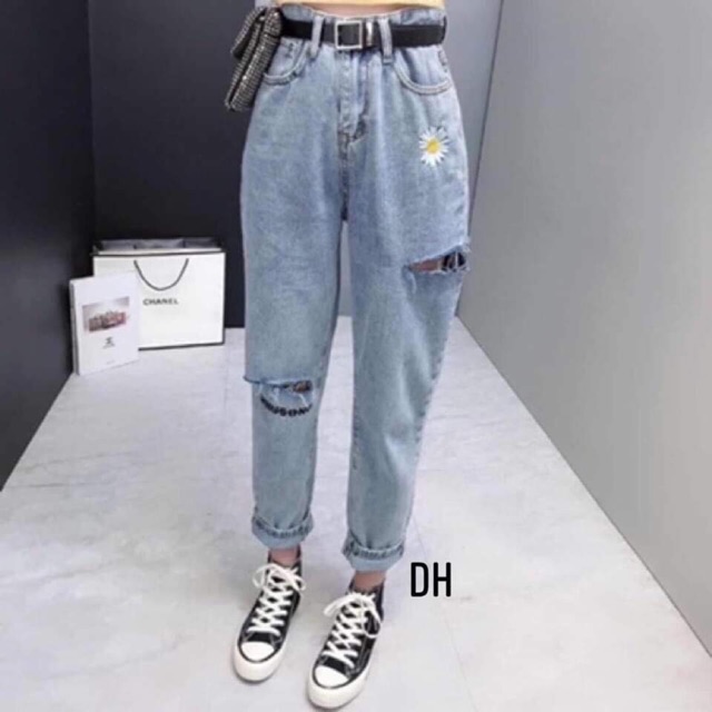 Quần baggy bò thêu hoa cúc rách gối rách hông