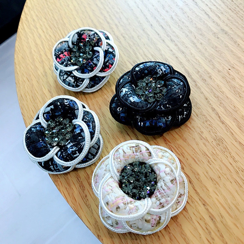 Trâm cài áo hình hoa trà đính đá và ngọc trai giả thời trang