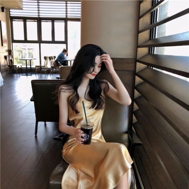 Váy maxi lụa phi bóng dáng xuông vàng nhạt
