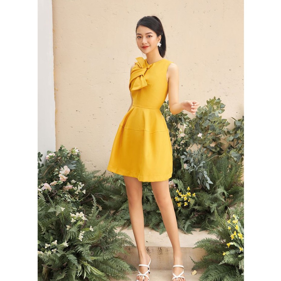 Đầm sát nách dáng xoè xoắn nơ cổ LAMVYVU tafta lụa.Chất vài mềm, co giãn, mặt vải có độ bóng sang trọng | BigBuy360 - bigbuy360.vn