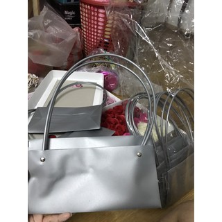 Giỏ cắm hoa nhựa màu xám.