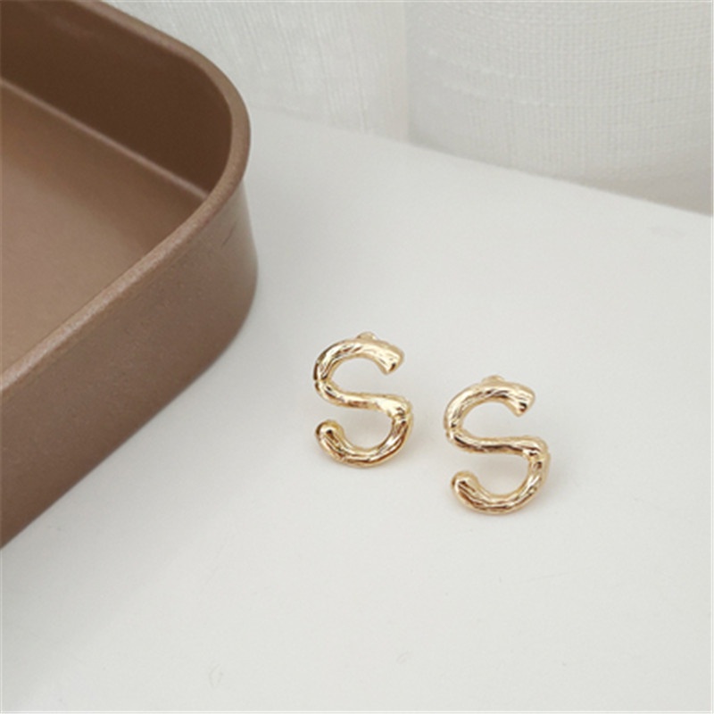 Hoa tai chữ cái hợp kim phong cách Âu Mỹ