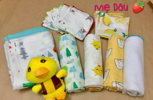 Khăn tam giác viền xinh, 2 nấc cúc bấm nhựa