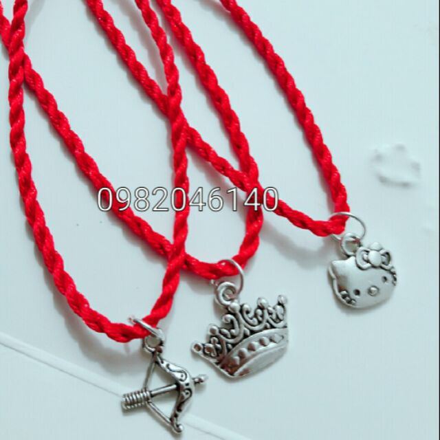 Vòng may mắn đỏ gắn mặt charm