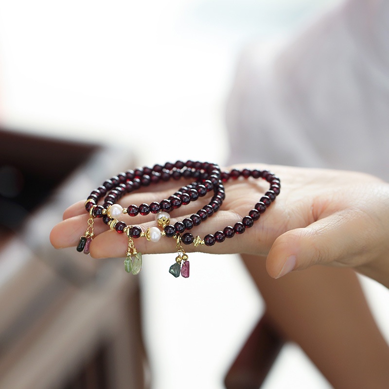 [Hàng Mới Về] Vòng Đeo Tay Đính Hạt Hình Trái Dâu Đơn Giản