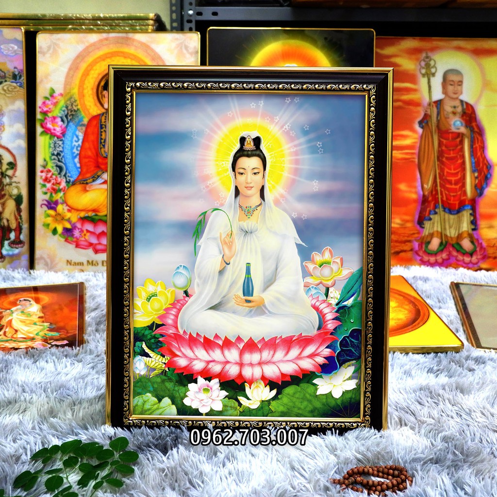 Tranh Quan Âm Bồ Tát Tọa Hồ Sen 36x48cm bằng vải phủ bóng khung composite xịn xò