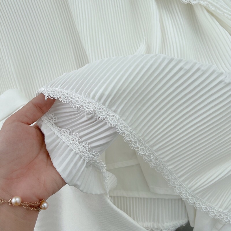 Set áo trắng cổ yếm xoè tà lệch + short