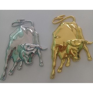 Logo hình con bò lambo màu bạc.