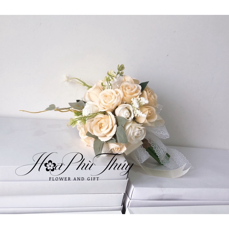 Hoa cưới cầm tay cô dâu bằng sáp thơm