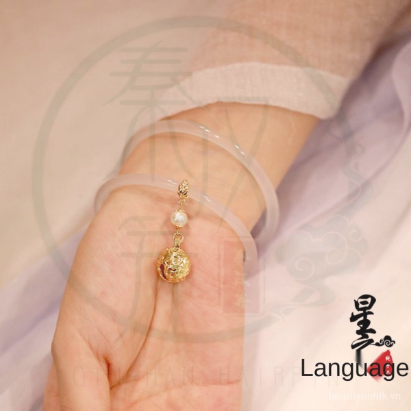 Vòng tay Hán phục đá mã não đính chuông màu trắng phong cách cổ xưa cho nữ