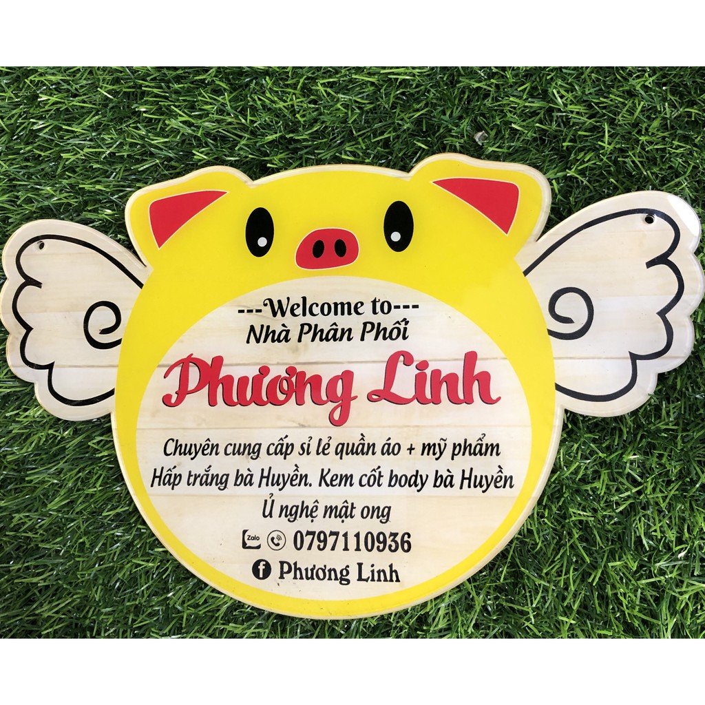 Bảng hiệu mica in hình heo xinh xắn - Free thiết kế