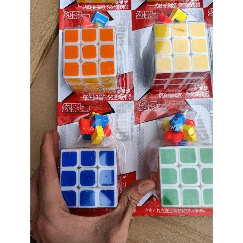 Si vỉ 9 chiếc RUBIK tặng kèm 9 chiếc đồ chơi