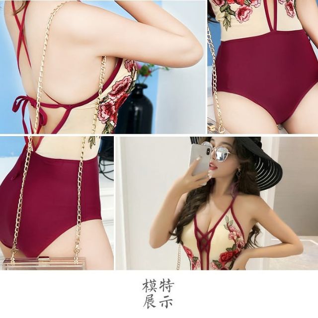 Bikini hoa hồng đỏ