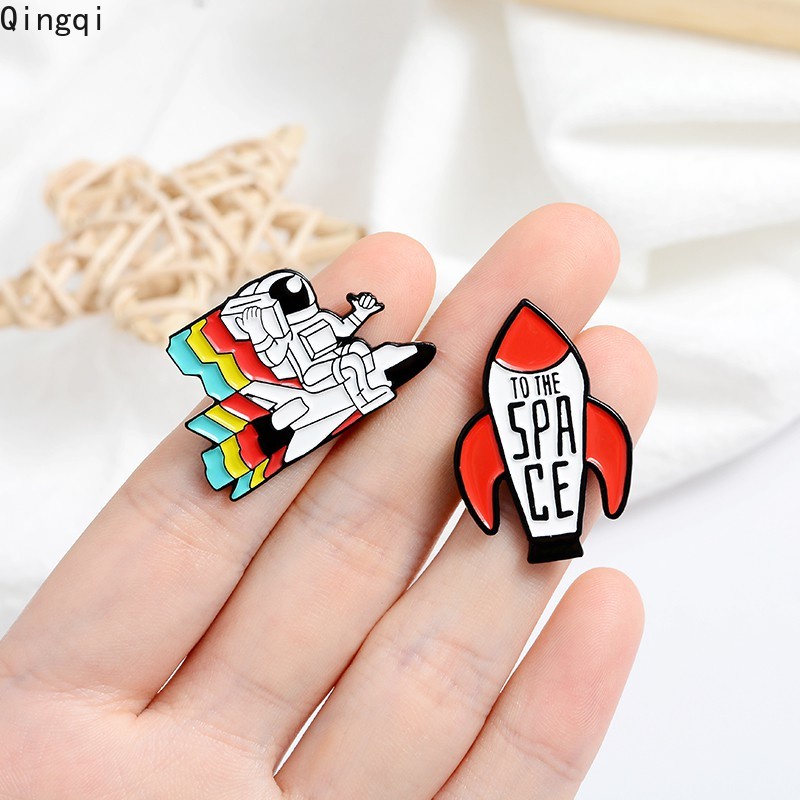 Ghim cài áo Miss Zoe tráng men hình phi hành gia/tàu vũ trụ hoạt hình cho trẻ em