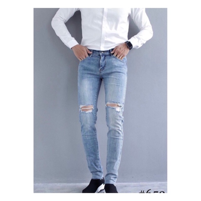 Quần jeans xanh nhạt rách gối