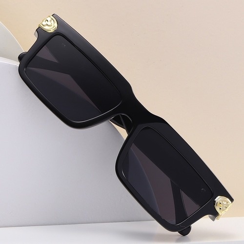 Kính mát vuông mới cho cả nam và nữ năm 2021