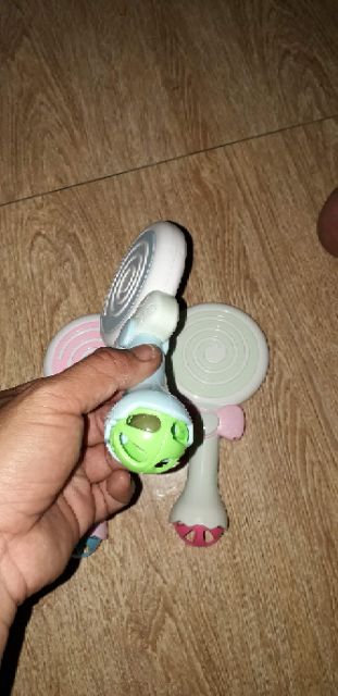 Chiếc lục lạc hình que kem bằng nhựa rất đep