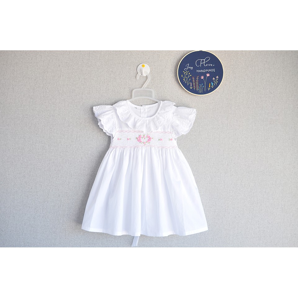 Đầm smock trắng thêu chùm hồng