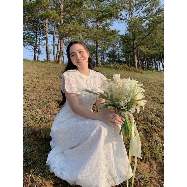 ĐẦM MIDI TRẮNG CỔ REN TO HOA NỔI GẮN NƠ