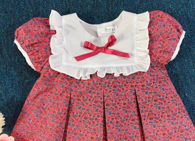 Váy xinh viền cổ bèo cho bé