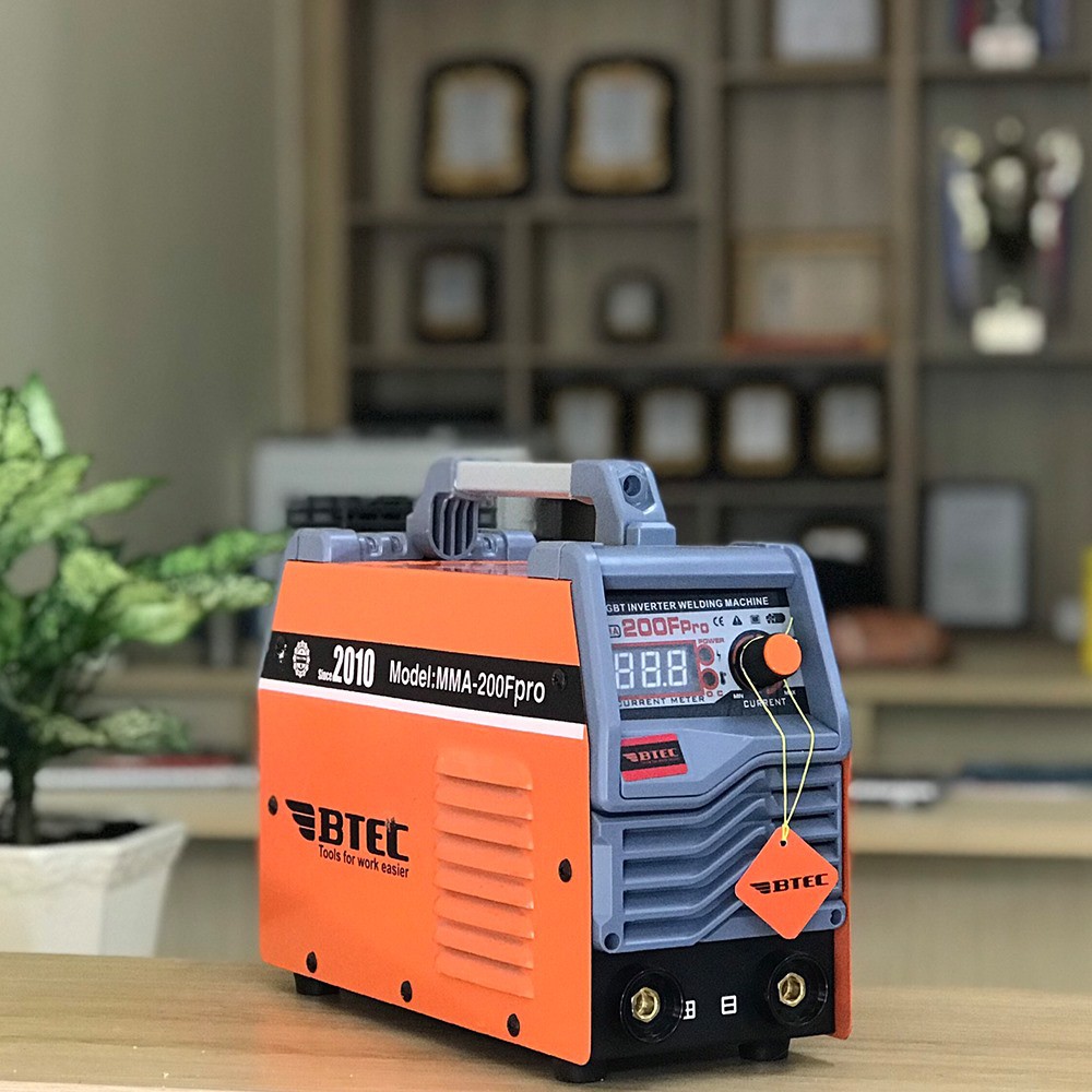 Máy hàn điện tử mini Btec mã MMA-200F Pro : Có đồng hồ hiển thị dòng hàn, đầy đủ phụ kiện, quà tặng 1 đôi găng tay da