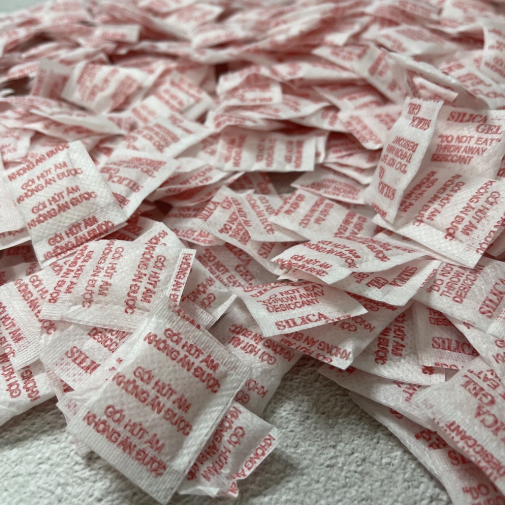 Gói hút ẩm silica, giá thành rẻ,bảo quản giày dép, quần áo, đồ điện tử và không ảnh hưởng đến sản phẩm tiếp xúc