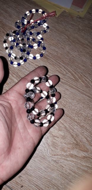 Một dây chuỗi hạt thủy tinh co giãn