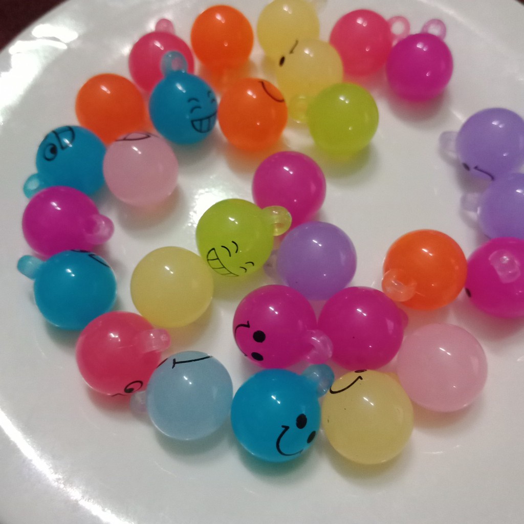 2 hạt nhựa tròn mặt cười, mặt cảm xúc có móc treo 16mm