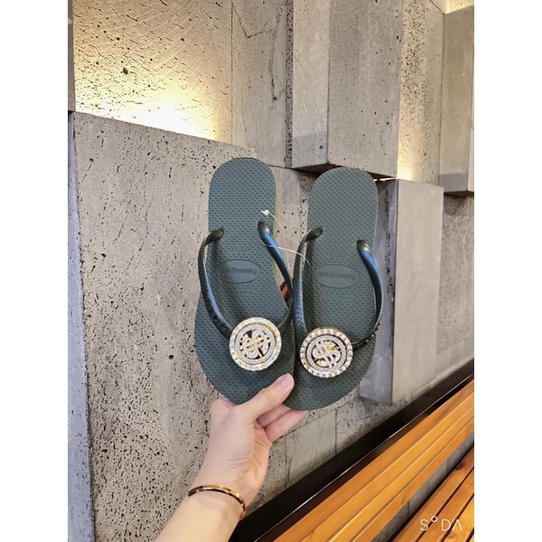 Dép havaianas đồng tiền xoay đồng đúc