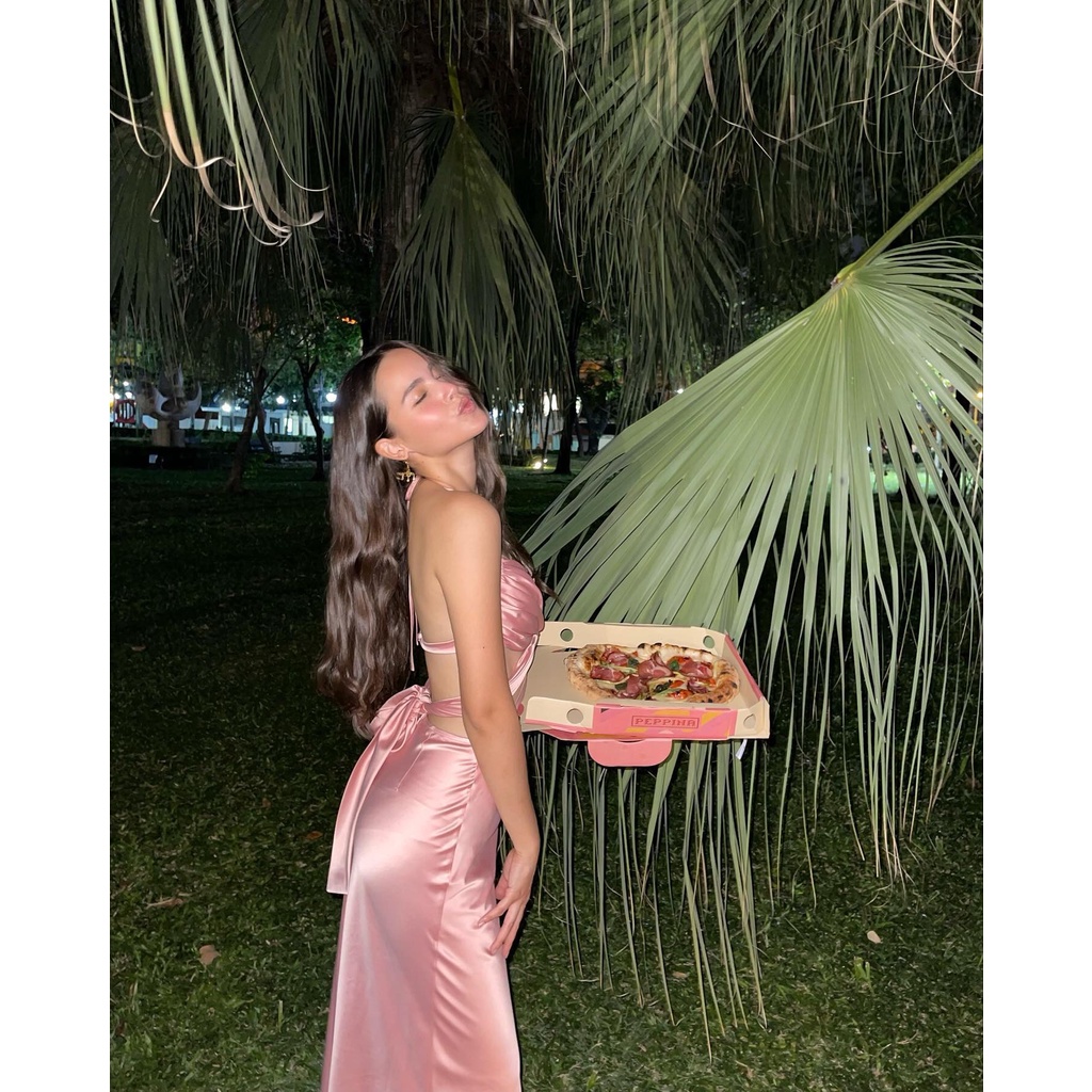 Set váy lụa maxi và áo xoắn eo hở lưng Luala, kiểu dáng sexy cổ cột dây điều chỉnh thoải mái, chất liệu satin quyến rũ