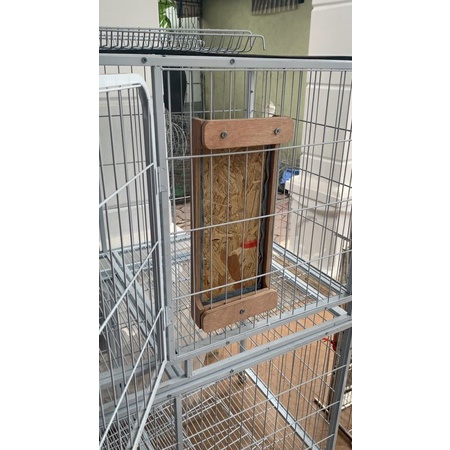 Bàn cào treo lồng, gắn chuồng khung gỗ chắc chắn, mặt cào sợi dệt siêu bền