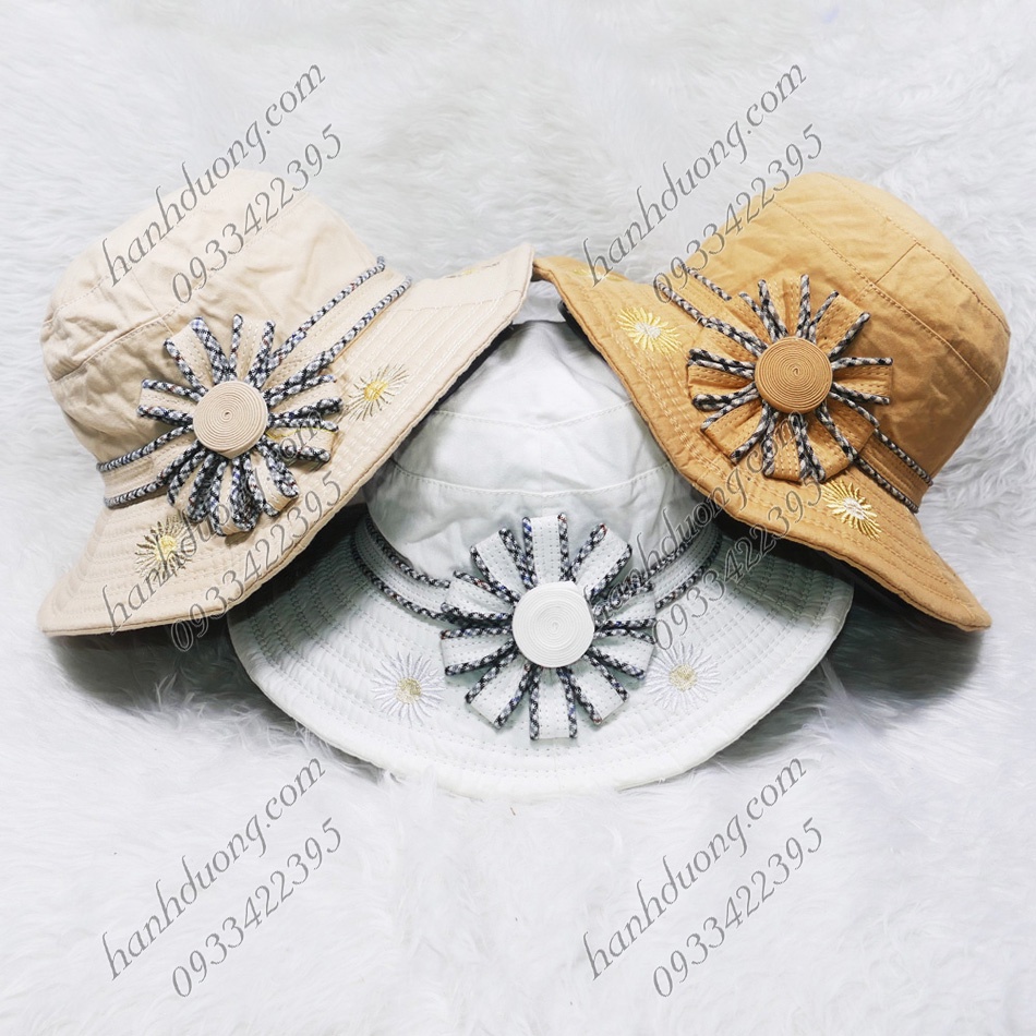 Mũ bo vành rộng 7cm gắn hoa và thêu hoa xung quanh vành nón, vải cotton cao cấp của AT phù hợp cho nữ