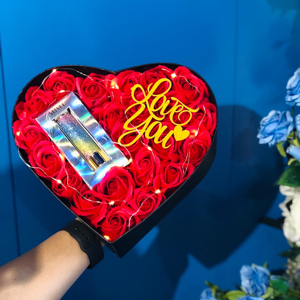 Quà tặng 20/10 - Set hoa sáp tim kèm son VelVet chính hãng Pháp (Có gắn đèn trang trí)