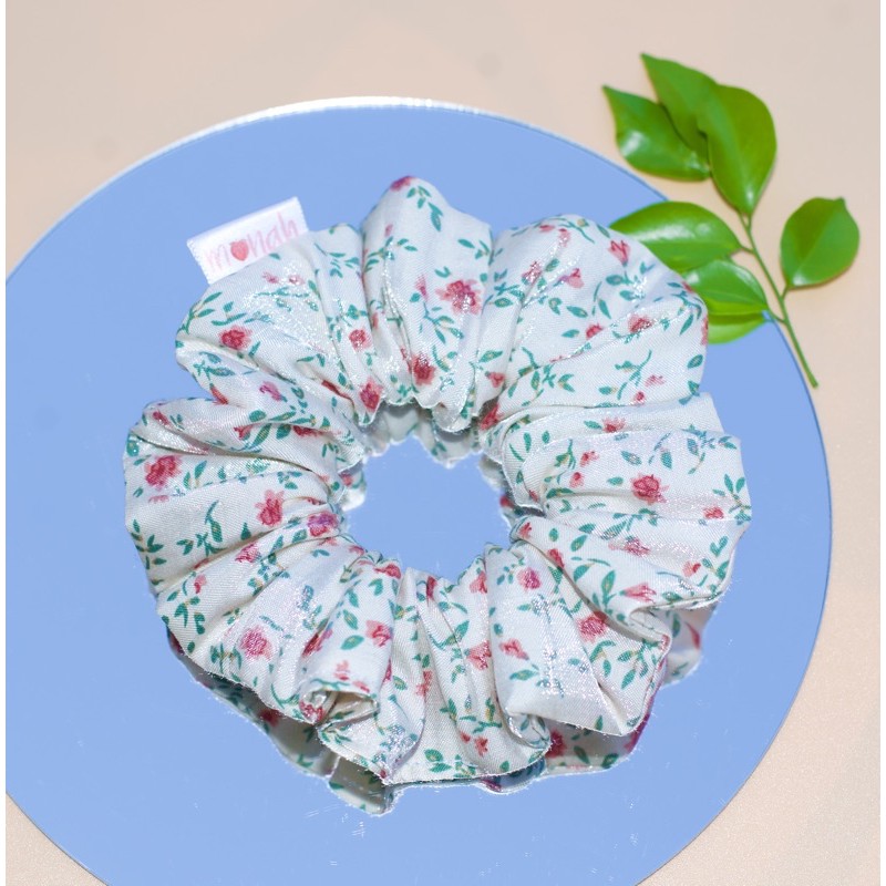 Dây buộc tóc, cột tóc scrunchie trắng hoa nhí lụa cao cấp