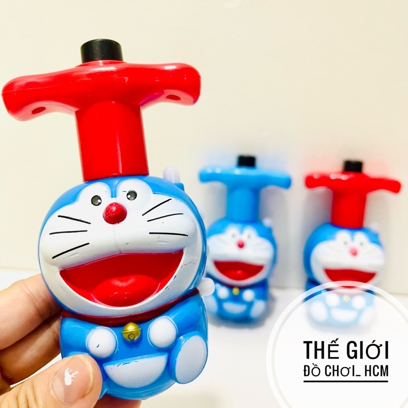 [MỚI VỀ- CÓ ĐÈN NHẠC] Đồ chơi trẻ em cù quay phát sáng hình Doremon cót xoay cực đẹp dành cho bé thích chơi con quay