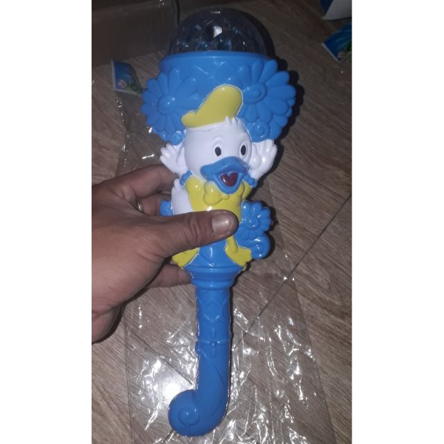 Giáng Sinh _Một cây đèn choi Noel hình chú Vịt bằng nhựa có nhạc và đèn Led quay 7 màu tặng kèm pin