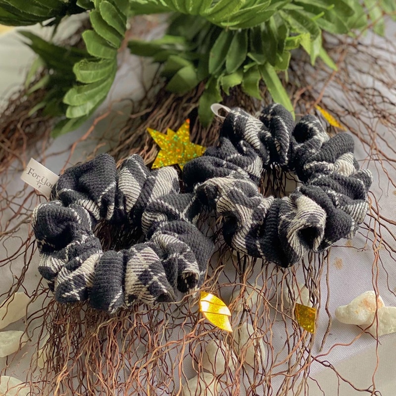 Đồ buộc tóc scrunchies caro nỉ hoạ tiết trắng đen line hồng