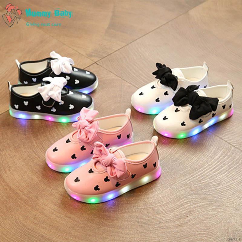 Giày thể thao đế có đèn LED cho bé gái
