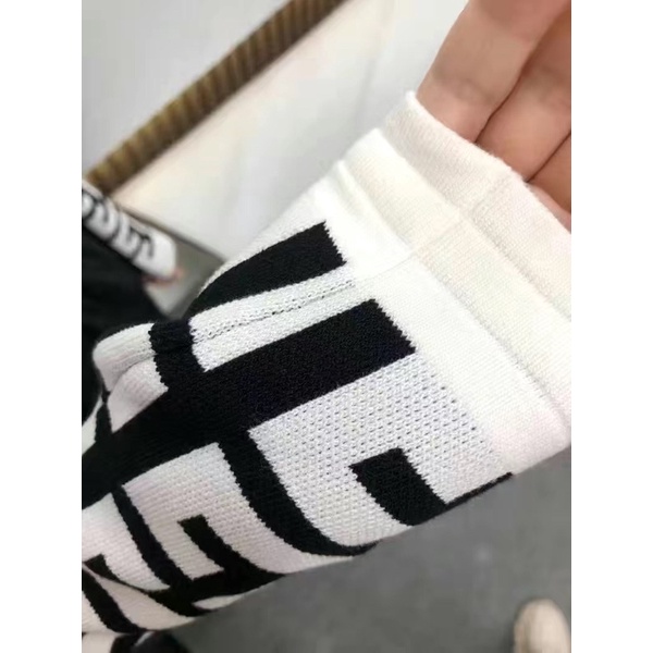 Áo len tay dài 𝙁𝙚𝙣𝙙𝙞 gài nút hàng đẹp Quảng Châu hai màu hồng trắng