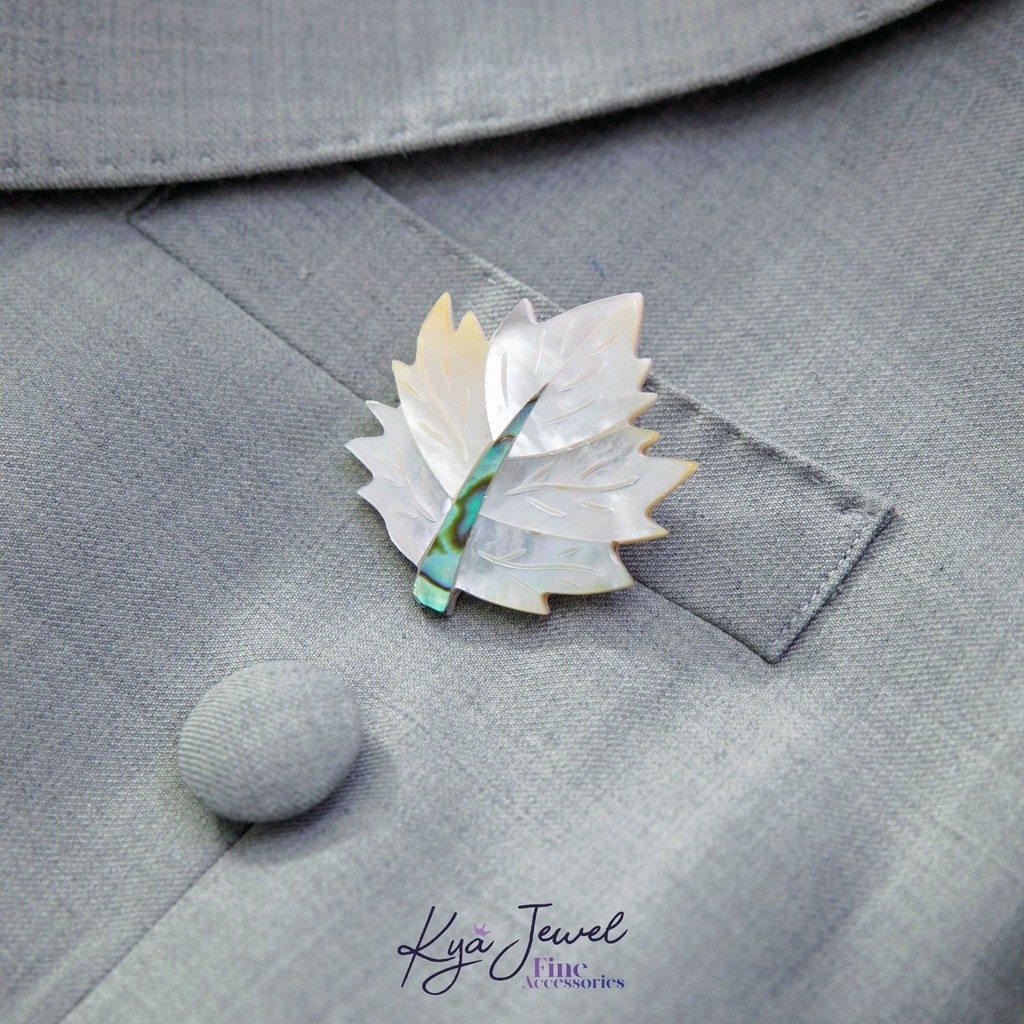Cài áo Kya Jewel lá phong xà cừ thời thượng