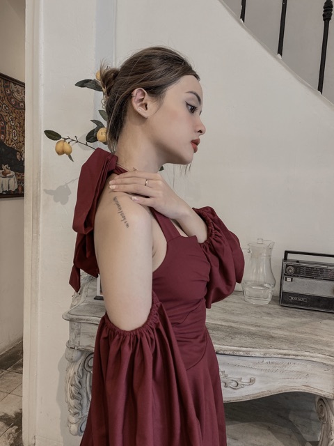 Đầm rớt vai cột cổ Victor | BigBuy360 - bigbuy360.vn