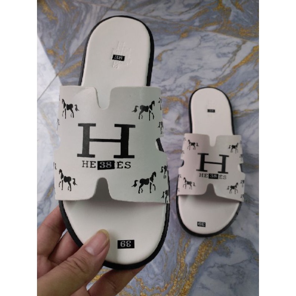 dép quai ngang hm sản phẩm được ưa chuộng nhất hiện nay có size từ 38 đến 43 cho các bạn lựa chọn