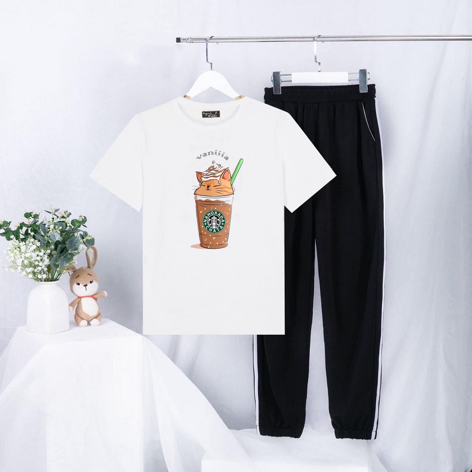 Set Bộ Đồ Hè Trẻ Trung Năng Động Nam Nữ Mặc Đi Chơi,Áo Cotton Ngắn Tay In Trà Sữa Vani Kèm Quần Dài Thun Sọc Bo Gấu