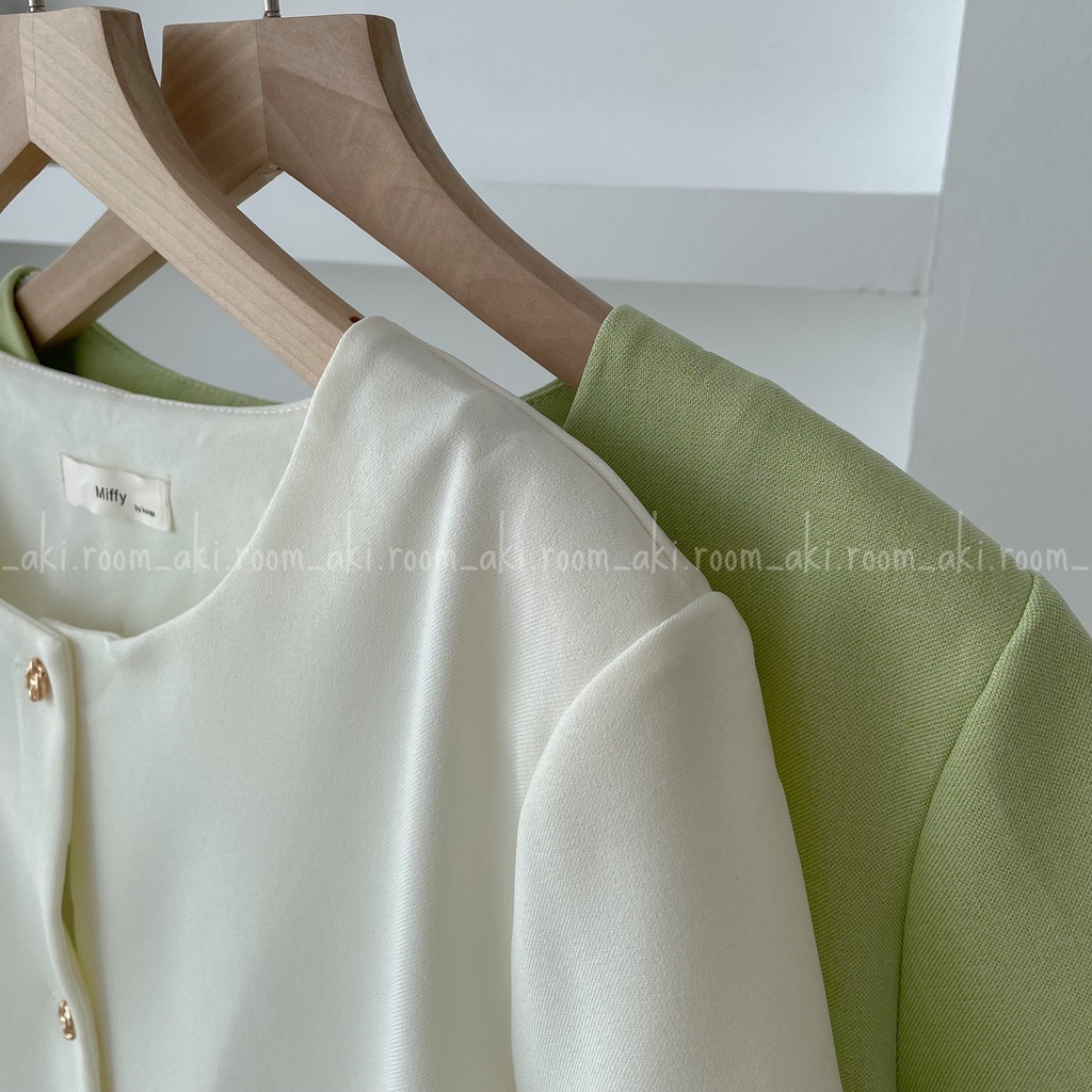 Áo blazer dáng ngắn cổ tròn hai cúc vàng có đệm vai mỏng 2259 | BigBuy360 - bigbuy360.vn