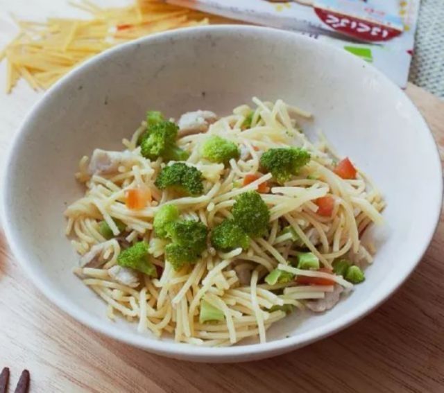 Bún mì udon tách muối cho bé Hakubaku Nhật gói 100g