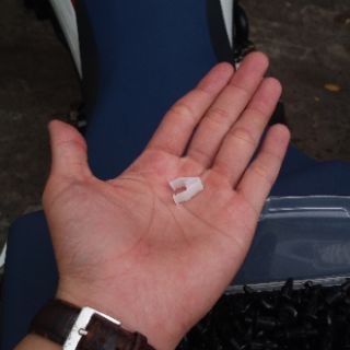 Phe cài nhựa
