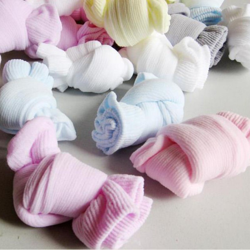 Tất cotton mềm mại màu trơn chống trượt cho bé